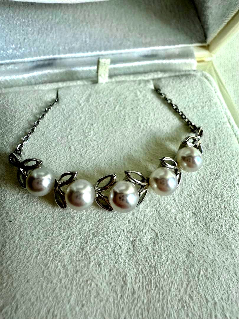 Mikimoto Akoya pearl necklace with 5 pearls and a 42 cm silver chain laid flat
