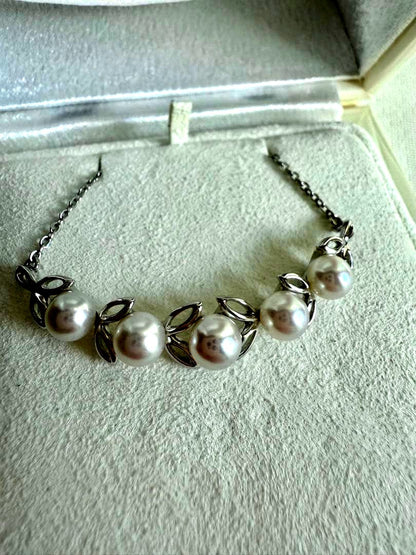 Mikimoto Akoya pearl necklace with 5 pearls and a 42 cm silver chain laid flat