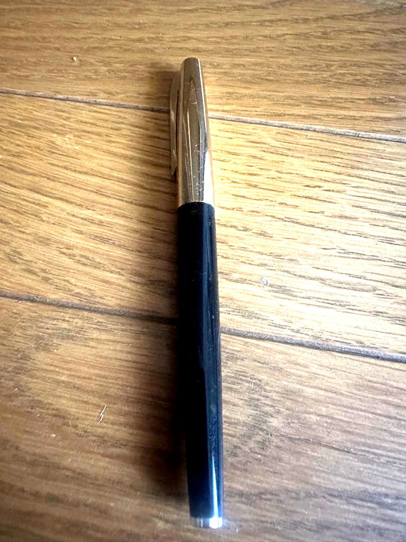 PILOT Super 70V Fountain Pen in black with metallic cap and attached clip