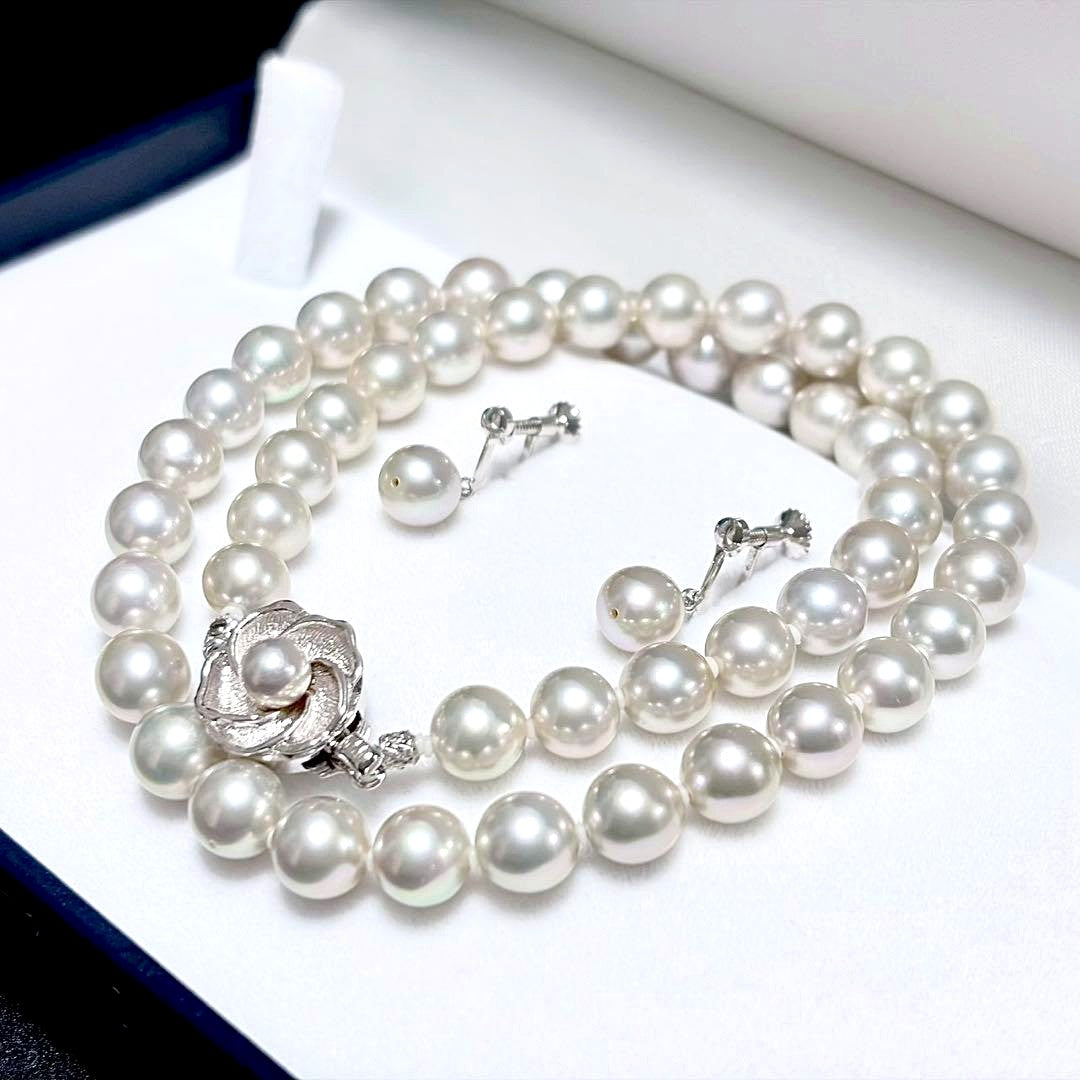 Natural Akoya pearl necklace and matching earrings with white 7.5 mm pearls