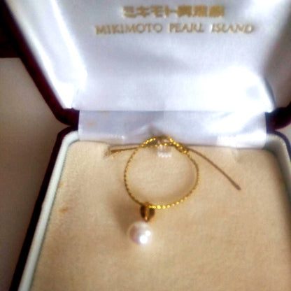 Pearl and gold pendant necklace with elegant pearl design on a white background in dedicated case