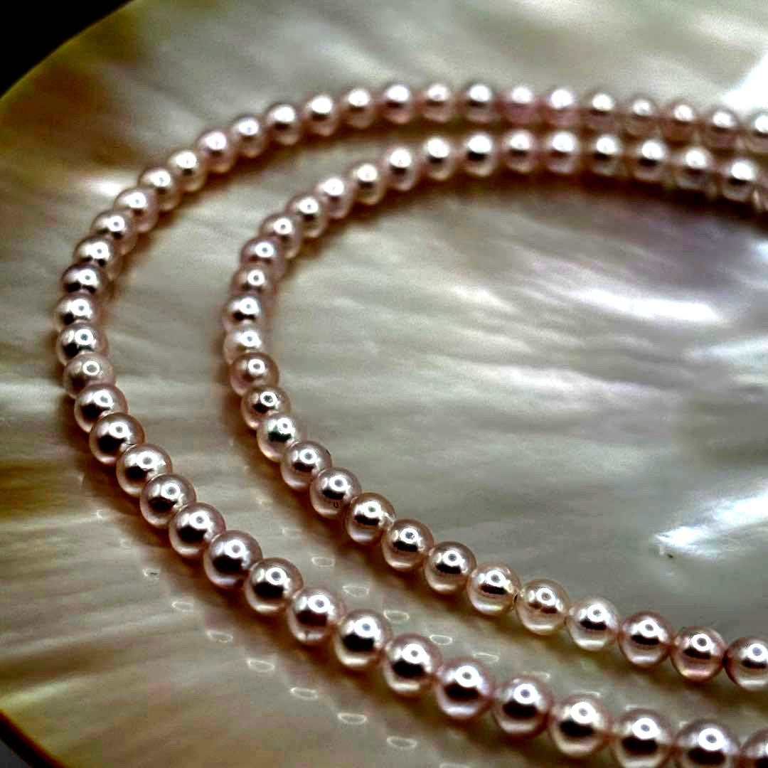 Akoya Pearl Pink Baby Pearl Necklace with white pink 3.5-4 mm pearls and 925 clasp on white background