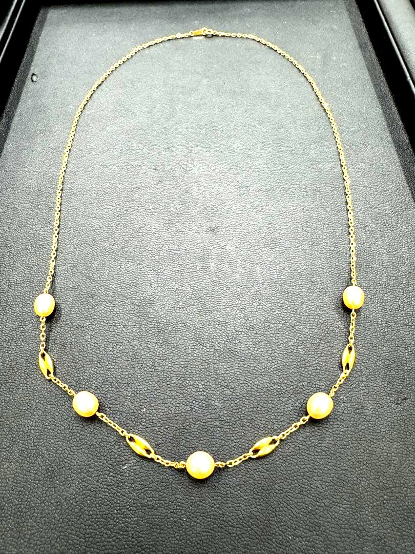 MIKIMOTO pearl necklace made of yellow 18K gold, 50 cm length, displayed on a white background