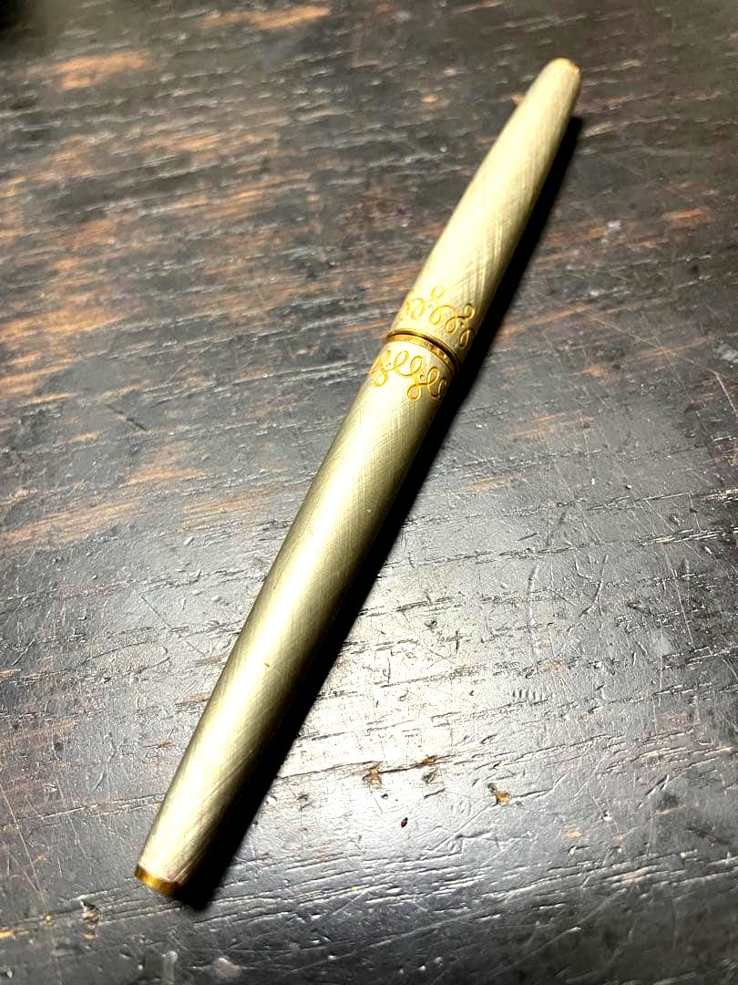 Pilot Fountain Pen 14K Aging Present with gold nib and sleek black barrel, 132mm length