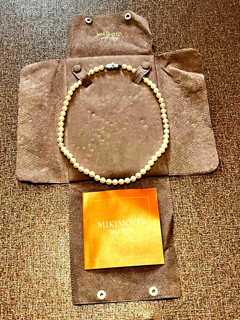 Mikimoto pearl necklace with 7mm pearls and decorative clasp measuring 43 cm in length