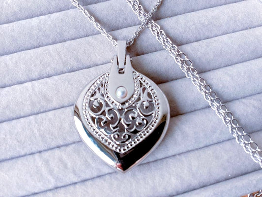 MIKIMOTO Genuine Pearl Loupe Magnifier Long Necklace measuring 75-85 cm with pearl and magnifying loupe