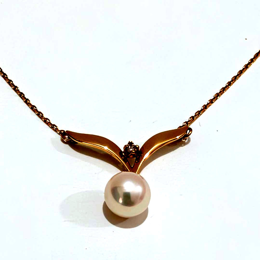 Mikimoto pearl diamond necklace with 7.2mm pearl pendant set in 18K yellow gold on 40 cm chain