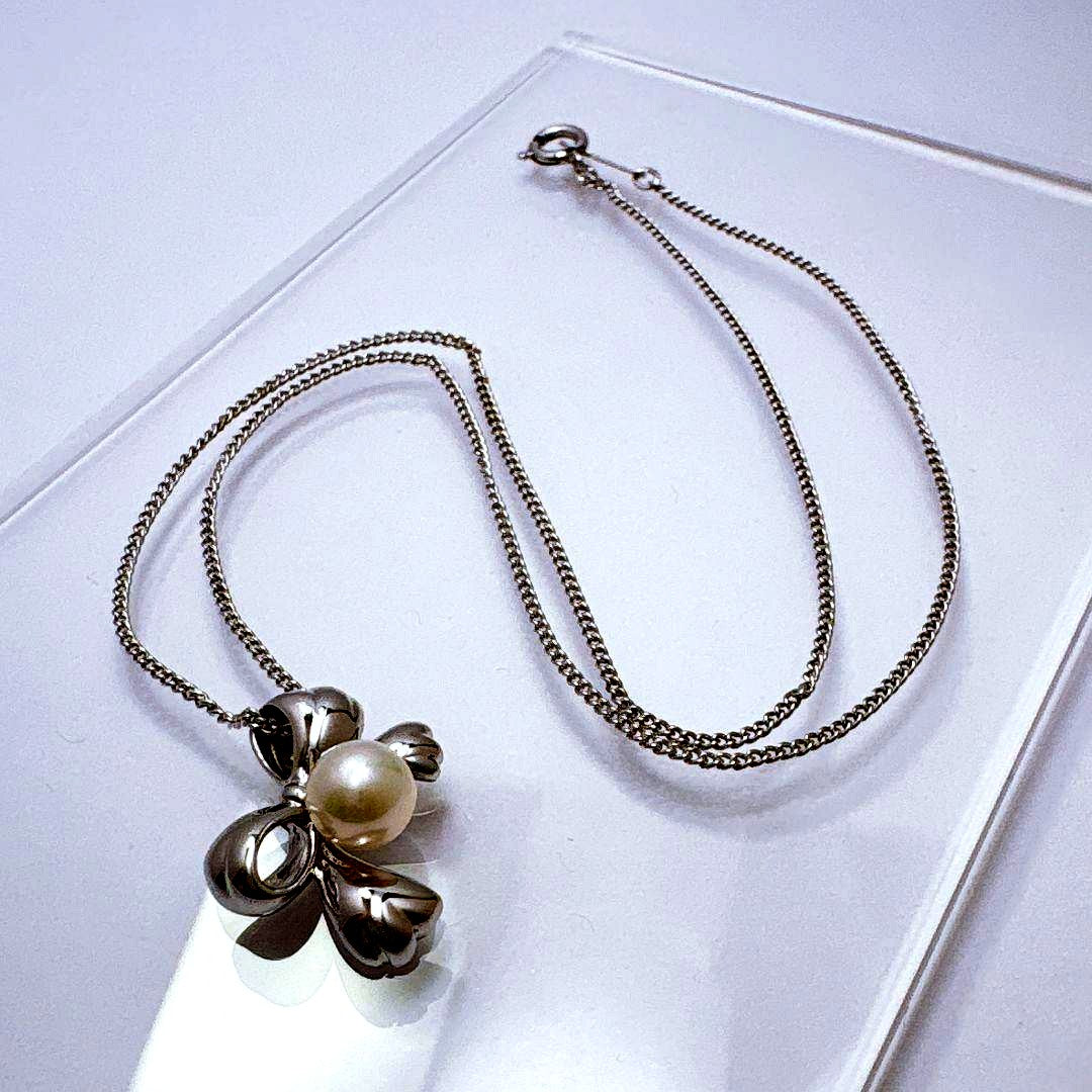 TASAKI Ribbon Pearl Silver Necklace with 40cm silver chain and white pearls