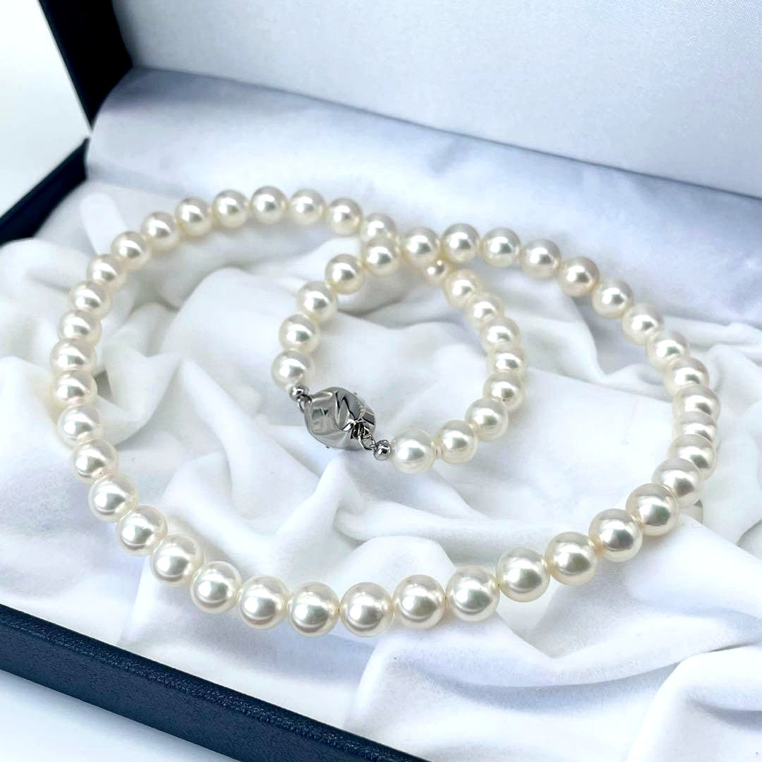 Akoya white pearl necklace with 7 to 7.5 mm pearls on a 43 cm strand featuring a certification tag