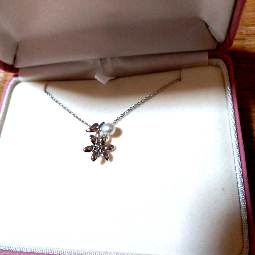 TASAKI Freshwater Pearl Necklace featuring silver flower motif and round white pearls