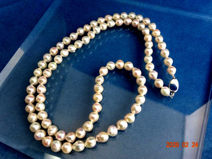 Akoya pearl necklace featuring 8-8.5mm pearls measuring approximately 83cm in length