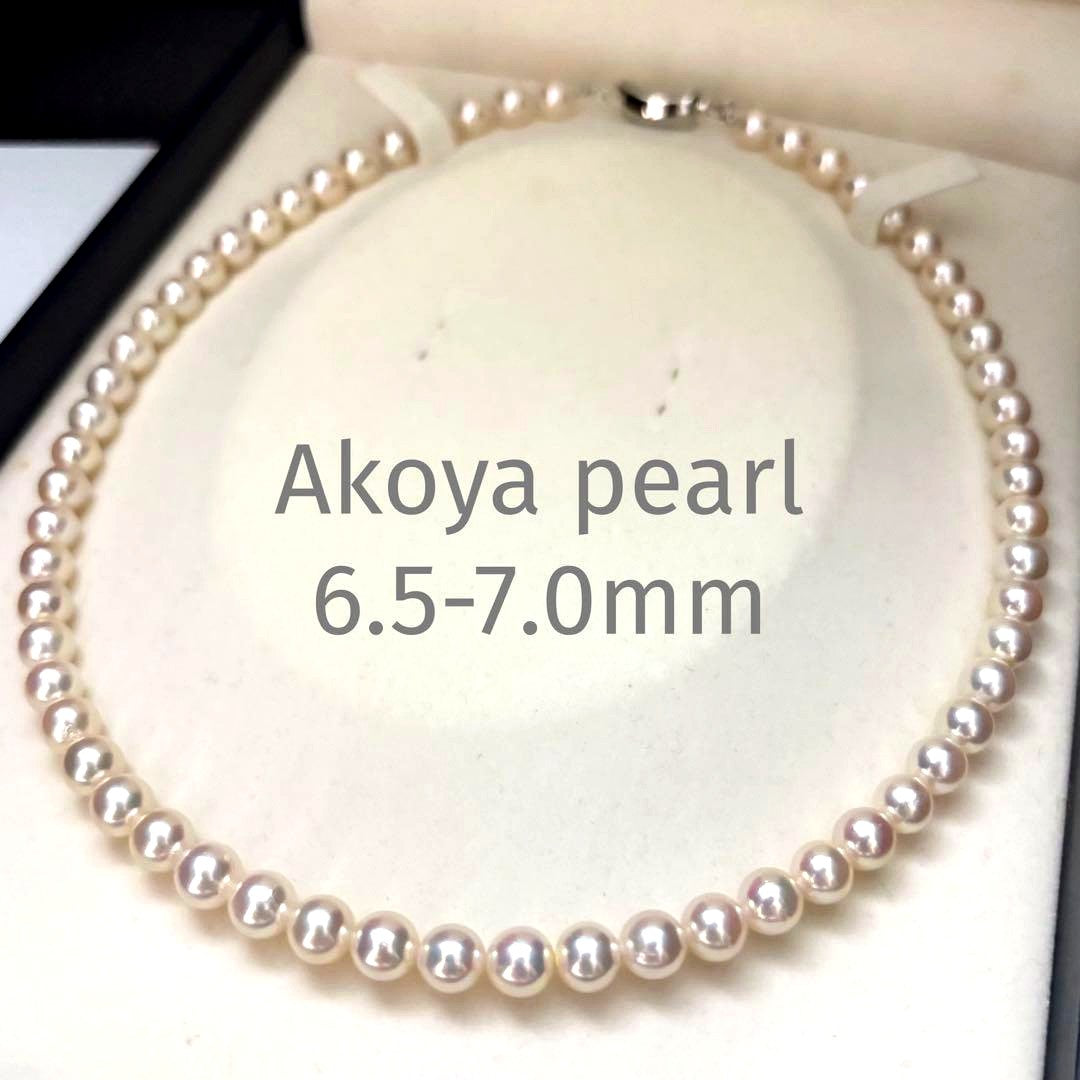 Akoya pearl necklace featuring 7.0mm round white pearls with aurora interference color on a 43cm strand