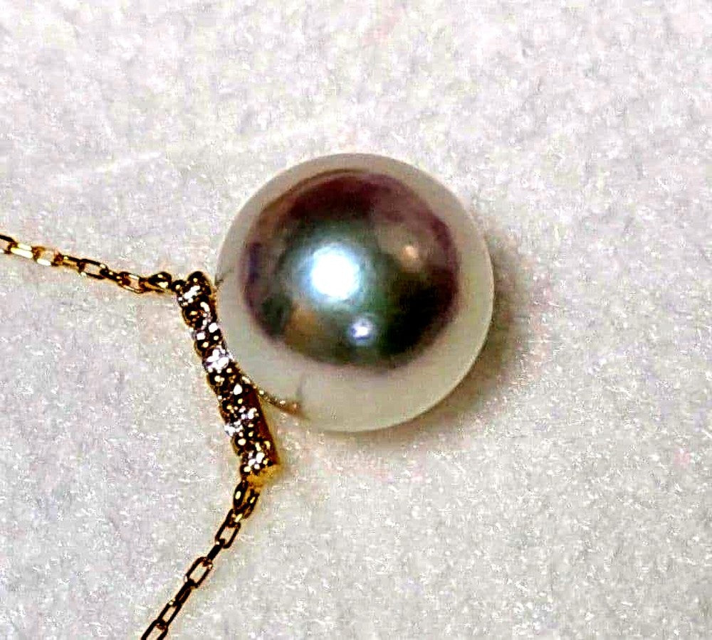 Kuro Akoya 8.6mm round pearl pendant necklace with 0.03ct diamond clasp in white green pink color