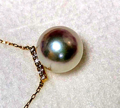 Kuro Akoya 8.6mm round pearl pendant necklace with 0.03ct diamond clasp in white green pink color