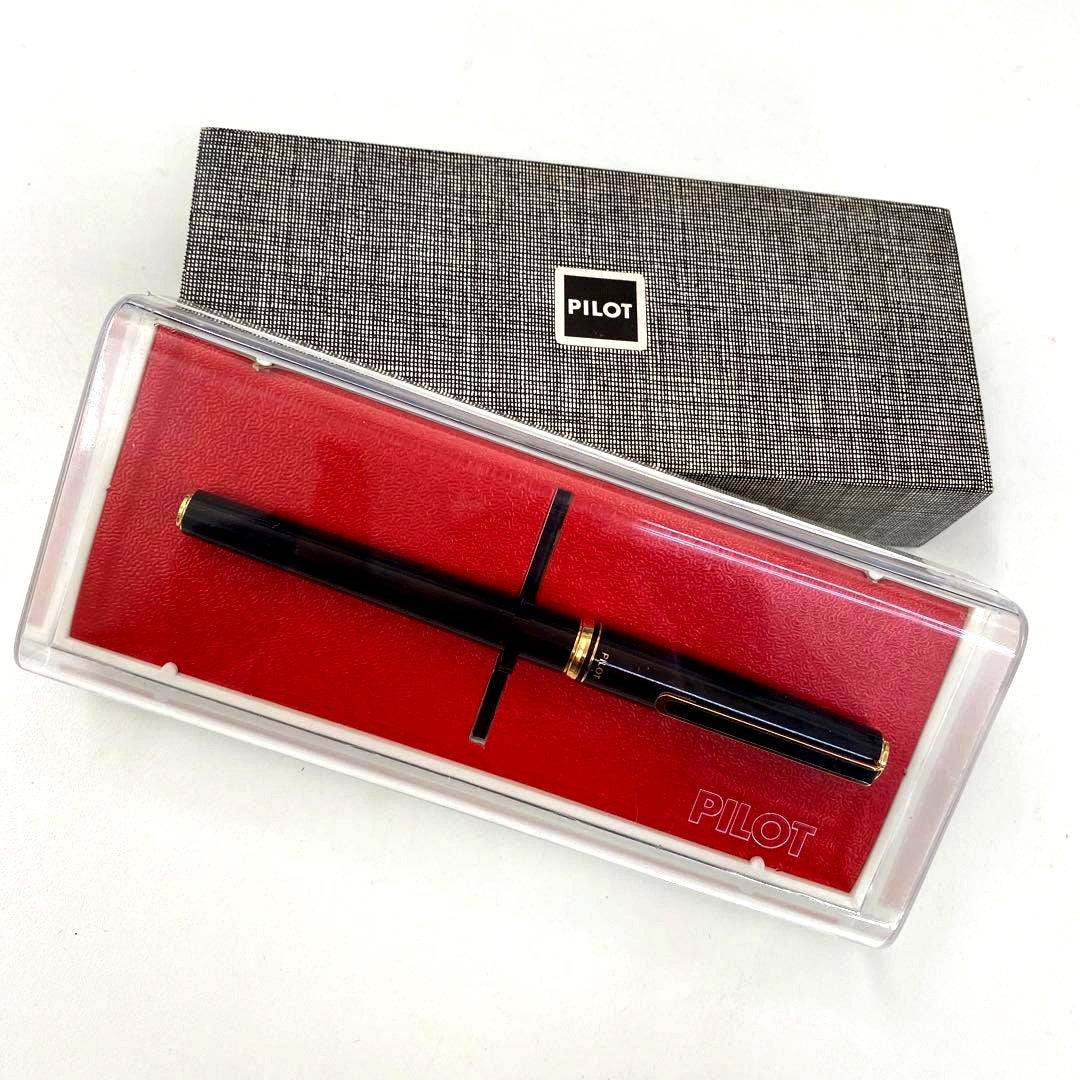 PILOT 585 K14 fountain pen with medium tip and gold K14 585 nib shown on white background