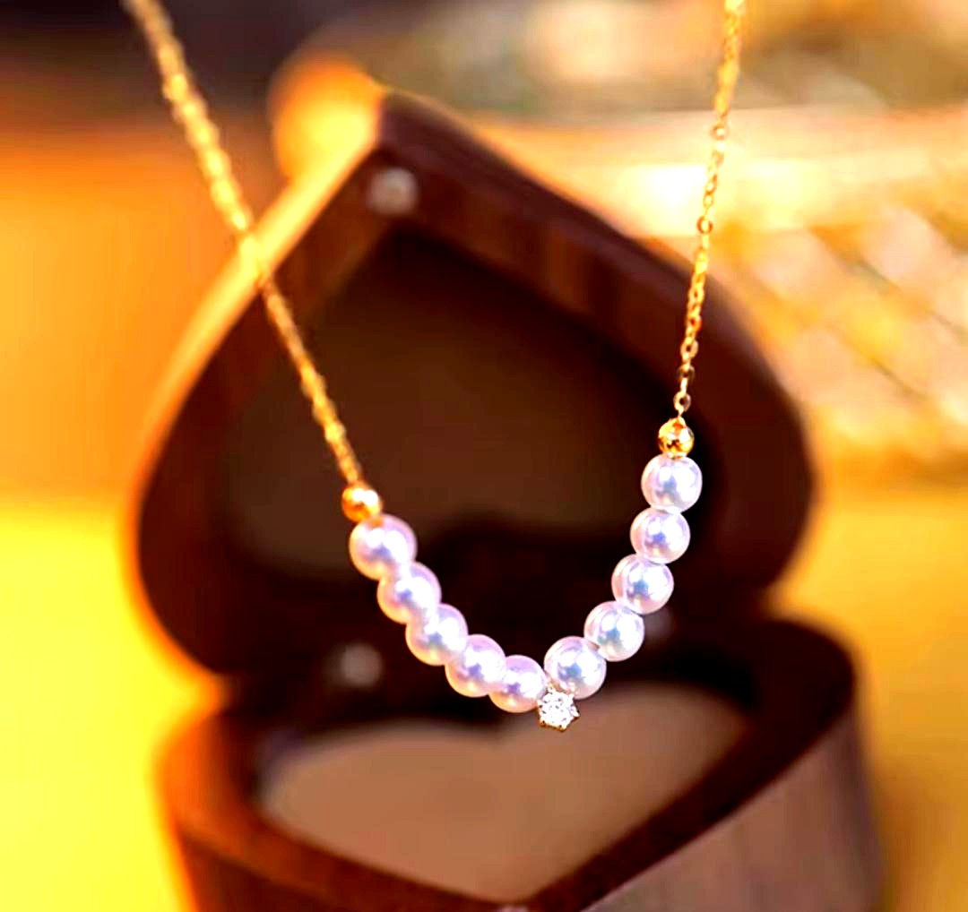 K18YG Akoya pearl necklace pendant featuring an 18K gold smile design with 40+5 cm length