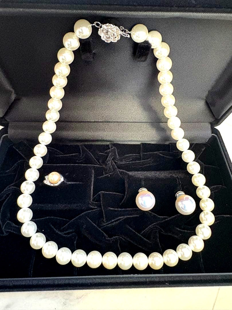 White pearl necklace with 42 cm length, matching ring size 9, and 12 mm pearl earrings 3-piece set