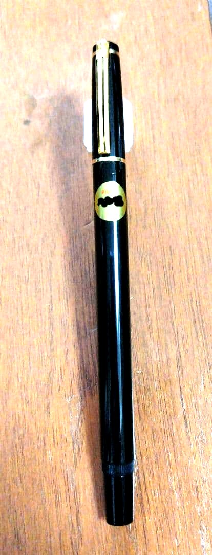 Pilot Sign Pen with cap showing retro design and sign pen tip type