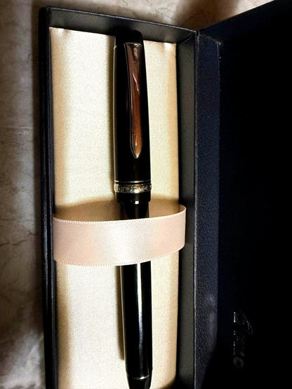 Unused PILOT Heritage 91 EF fountain pen with fine nib displayed on white background