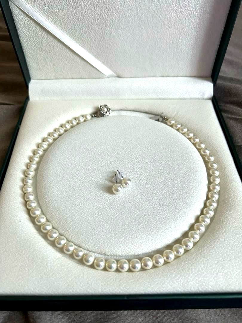 Akoya Hanadama grade necklace and earrings set featuring 7mm white pearl beads with 38cm necklace