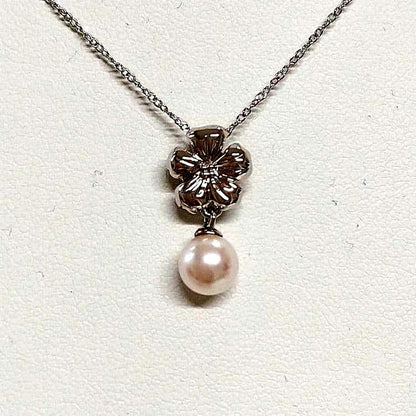 Law pearl necklace with 6.4mm pearl on a 40cm chain displayed on a white background