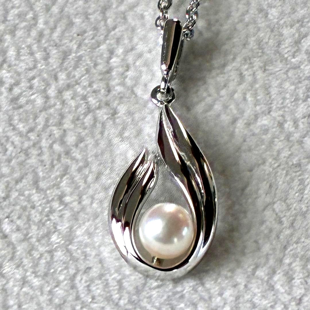 Mikimoto Pearl Necklace Tear Drop with silver chain and 4 mm pearl pendant, 45 cm length
