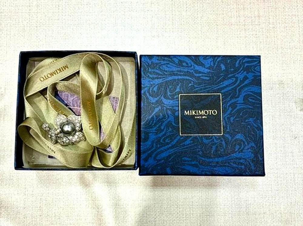 New MIKIMOTO Pearl Brooch with pearl detail and included accessory box