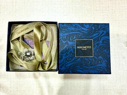 New MIKIMOTO Pearl Brooch with pearl detail and included accessory box