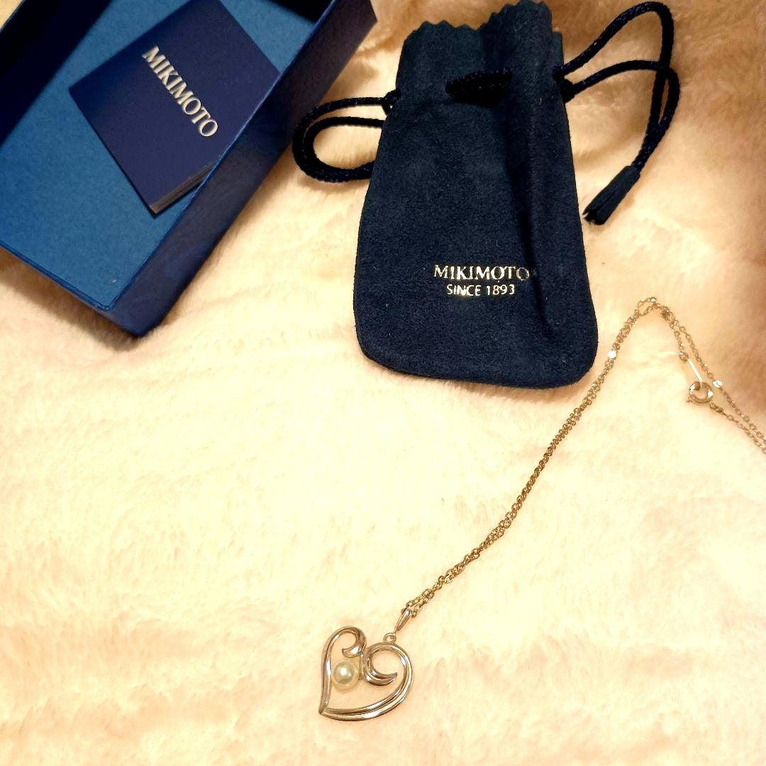 MIKIMOTO heart-shaped silver necklace adorned with a pearl and includes a dedicated pouch