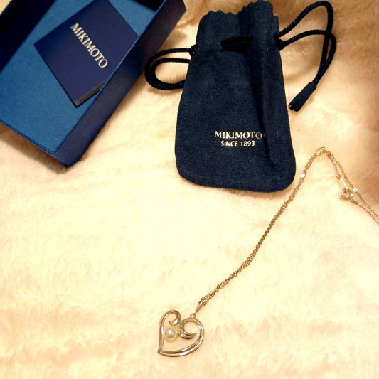 MIKIMOTO heart-shaped silver necklace adorned with a pearl and includes a dedicated pouch
