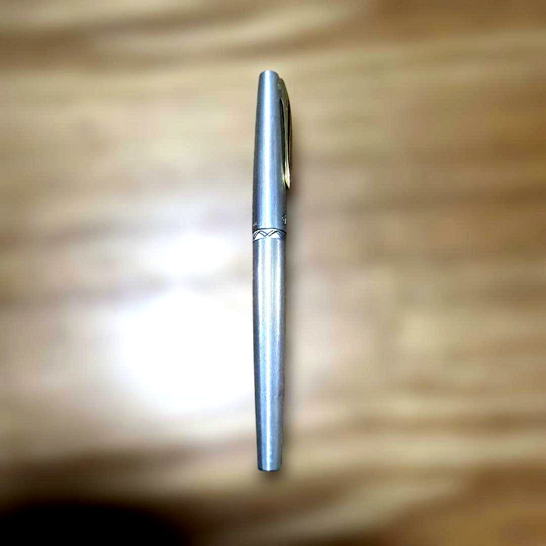 Pilot ELITE Stirling Fountain Pen 22k in silver color with stripe pattern on the barrel