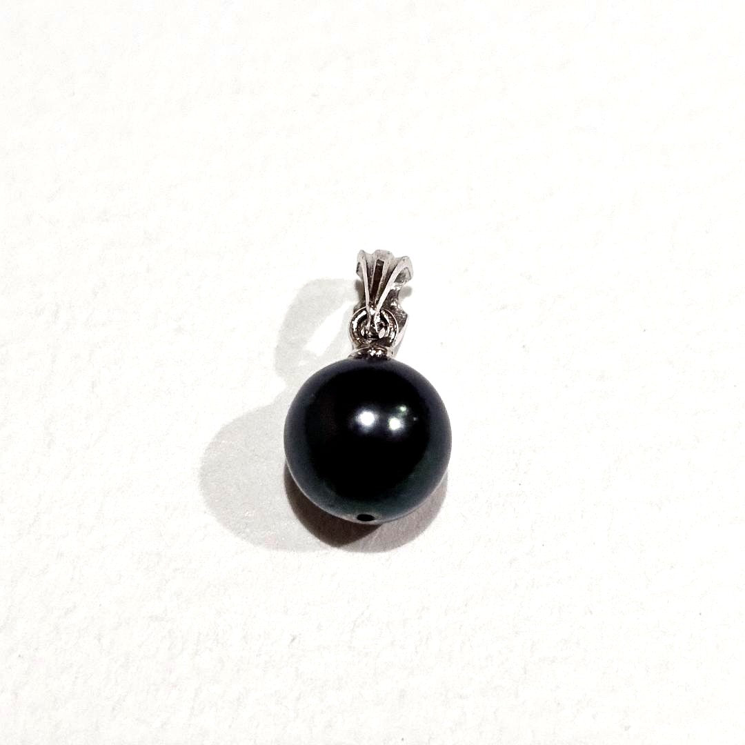 Tasaki pearl necklace with 7.5mm pearl and K14WG white gold top measuring 1.5 cm length and 0.75 cm width