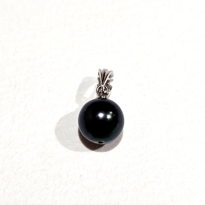 Tasaki pearl necklace with 7.5mm pearl and K14WG white gold top measuring 1.5 cm length and 0.75 cm width