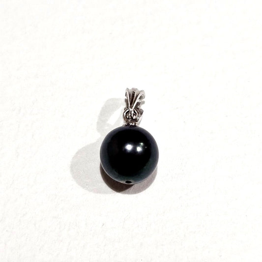 Tasaki pearl necklace with 7.5mm pearl and K14WG white gold top measuring 1.5 cm length and 0.75 cm width