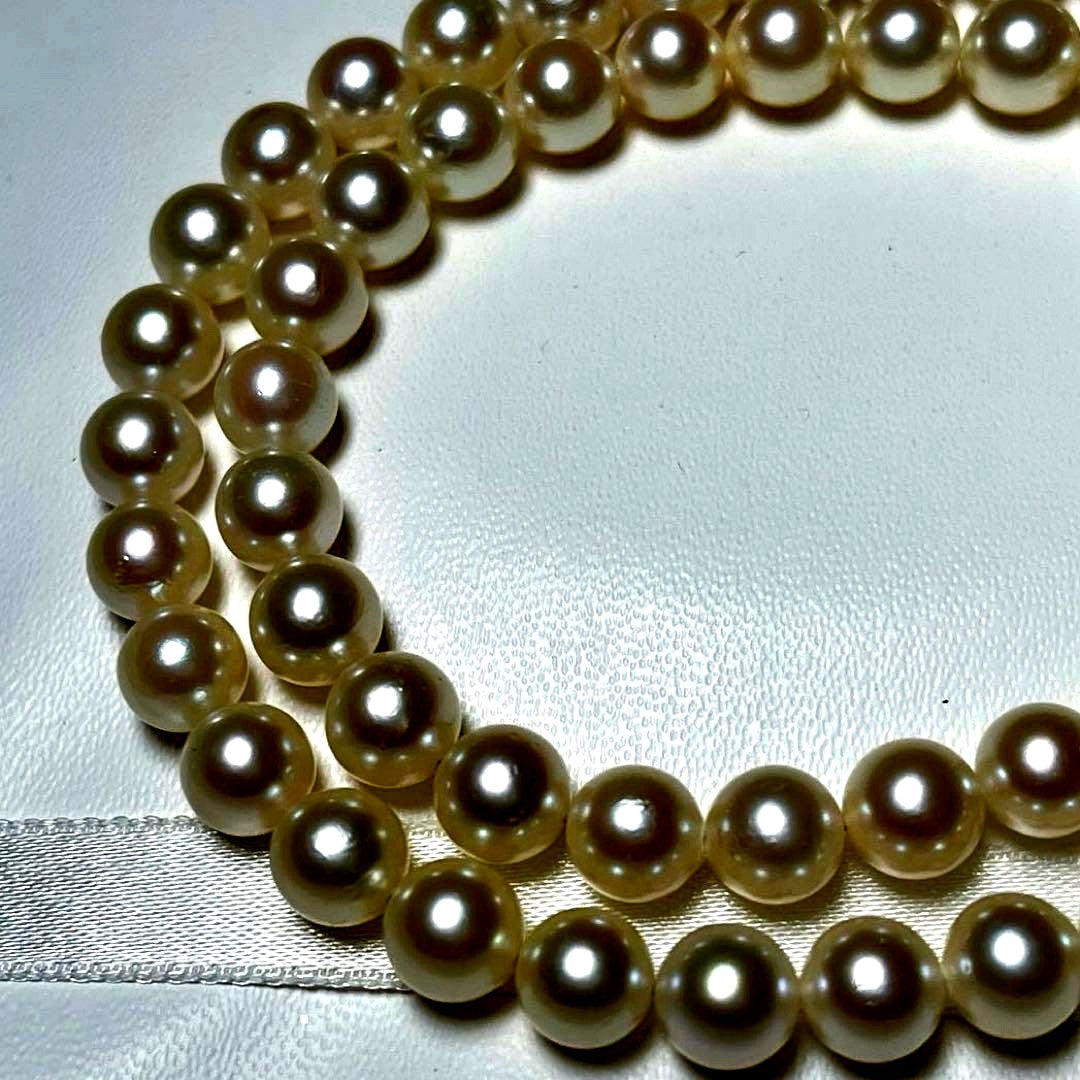 Akoya pearl necklace featuring 6.5 to 7.0 mm round white pearls set on a 41.5 cm silver chain