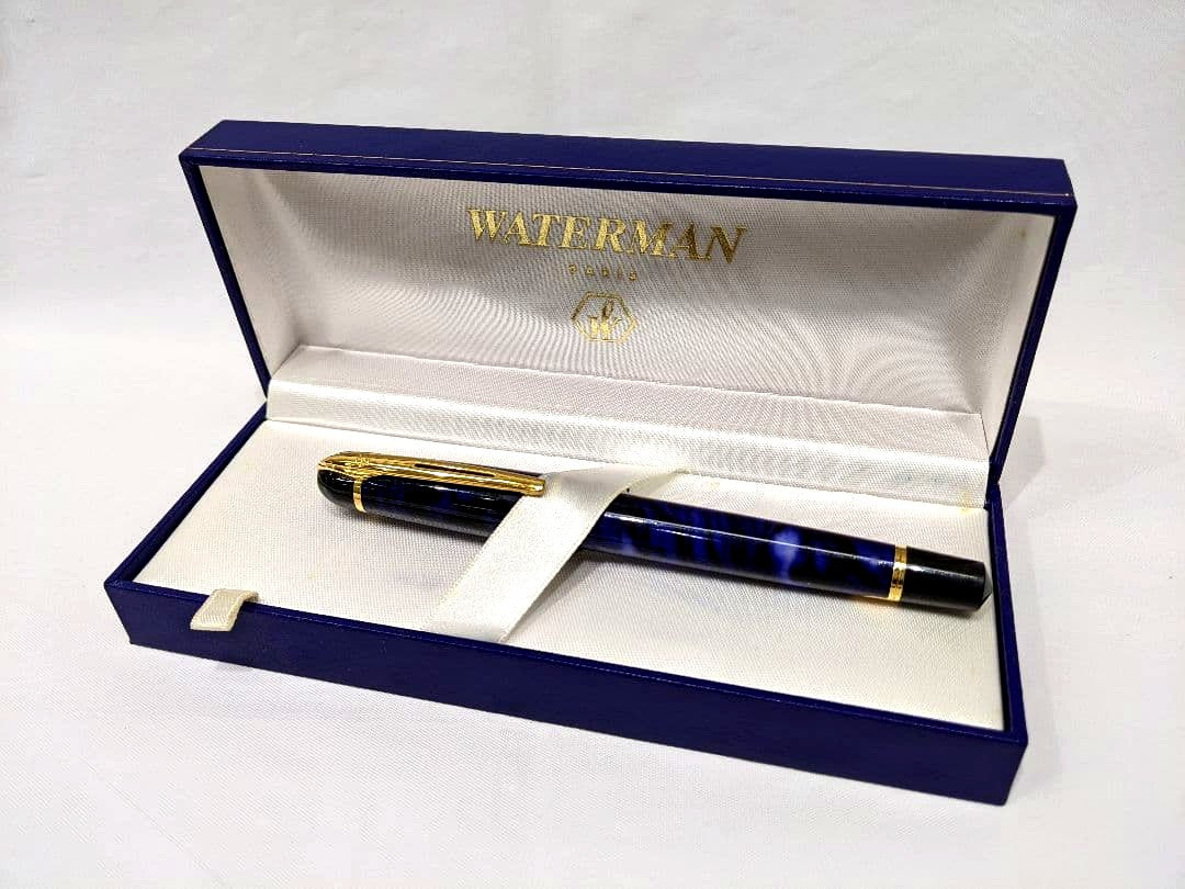 WATERMAN Philéas fountain pen with blue marble finish and gold trim displayed next to its dedicated case