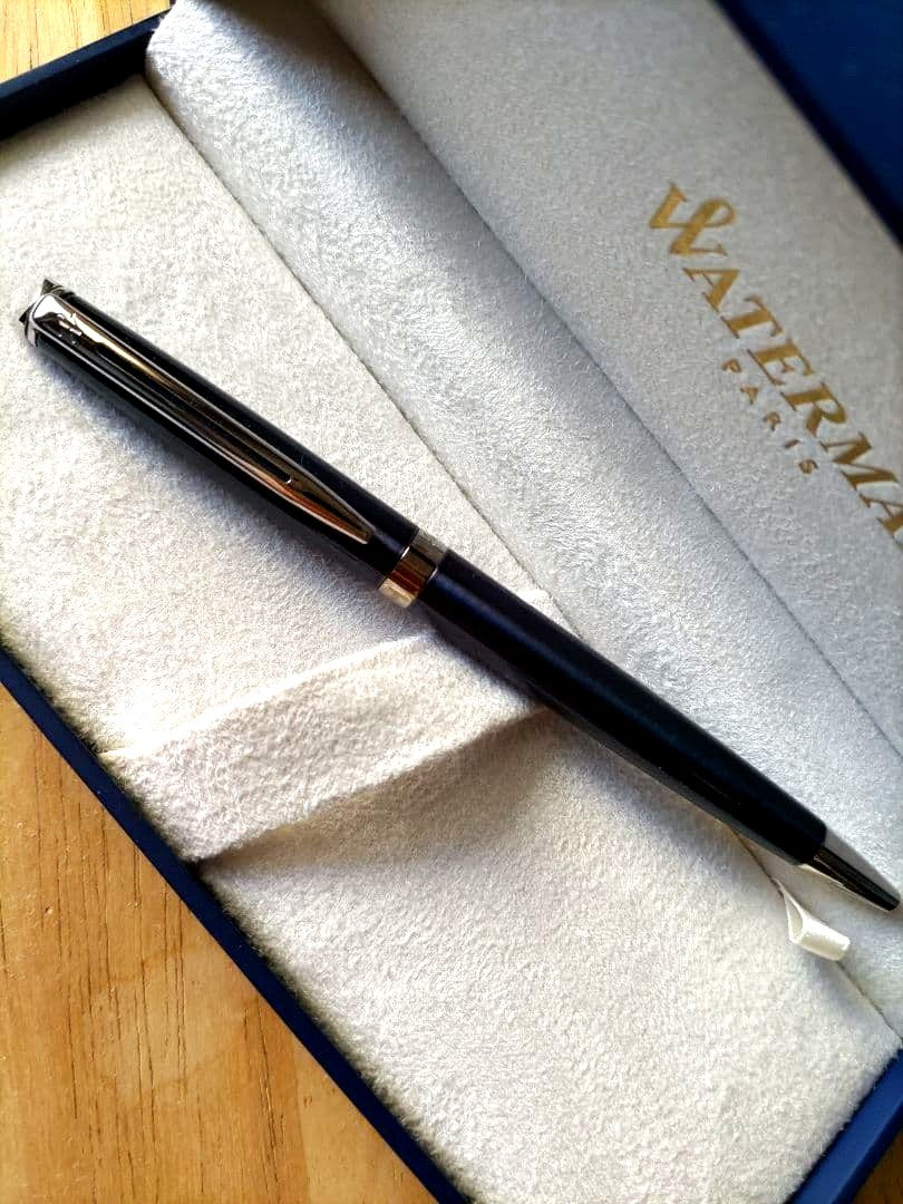 WATERMAN ballpoint pen in metallic blue with a slim 135mm body