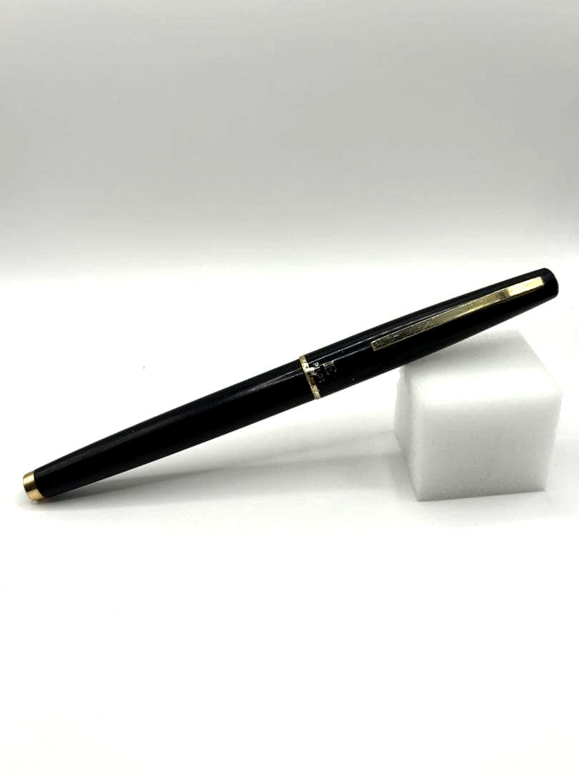 PILOT 14K black fountain pen with sleek design and 13.5 cm overall length