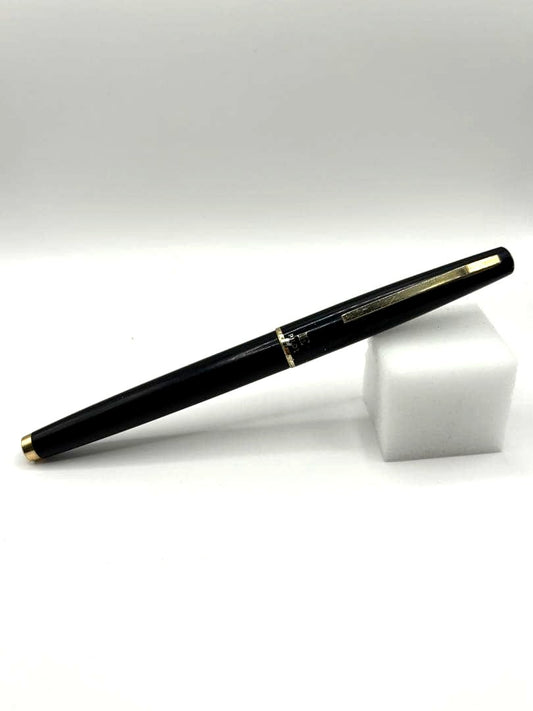 PILOT 14K black fountain pen with sleek design and 13.5 cm overall length