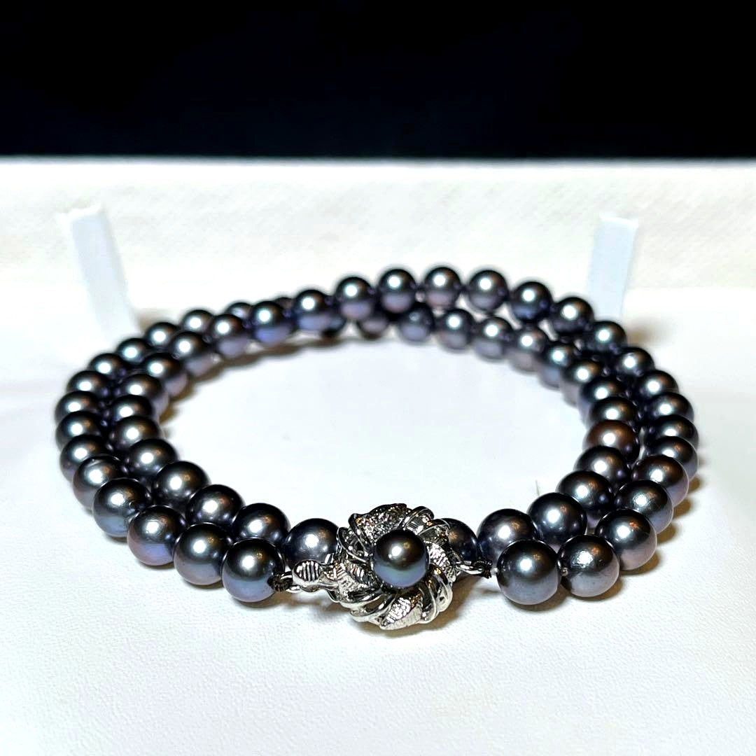 Akoya Pearl Necklace with 6.5-7.0mm round dark purple and dark gray pearls on a silver chain, 42.5cm long