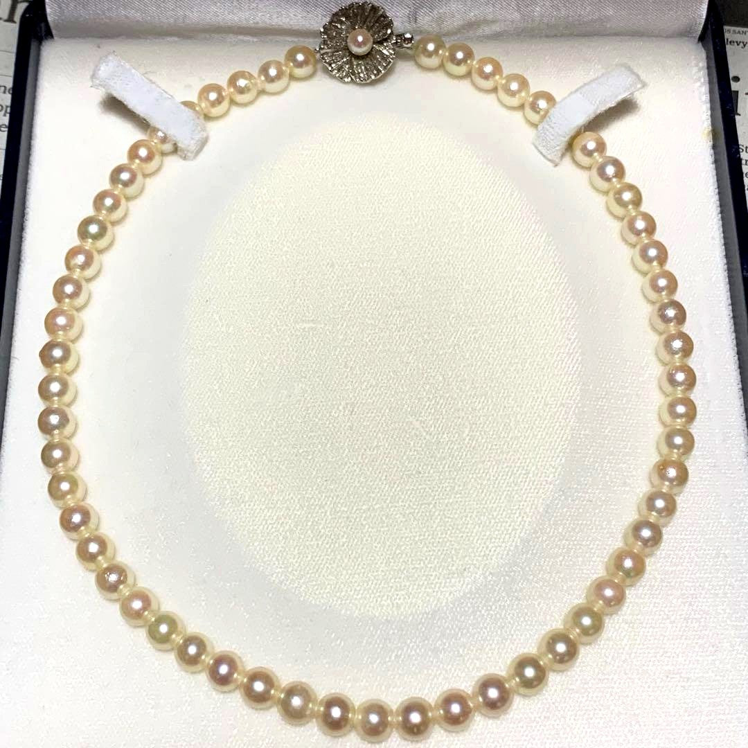 Akoya pearl necklace with silver clasp showing 7mm pearls on a 43 cm strand