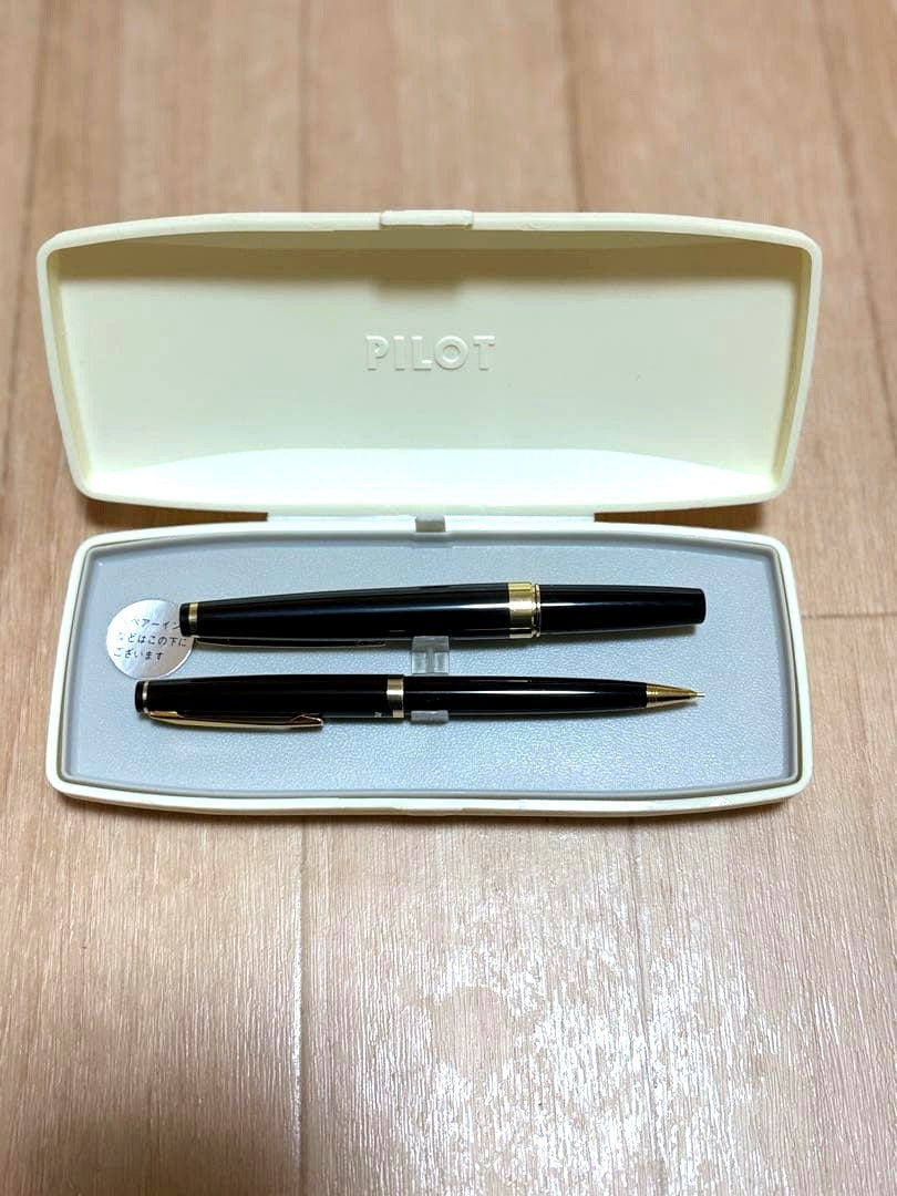 Pilot fountain pen and mechanical pencil set with large 18K nib and 18K pen body in classic design