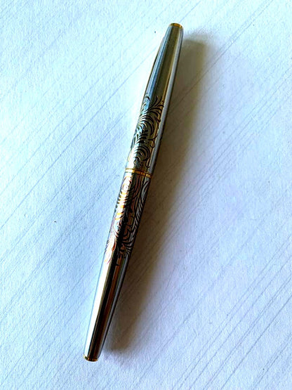 Pilot Lady Karakusa fountain pen 1970s model with 18k750 nib showing grip stained area