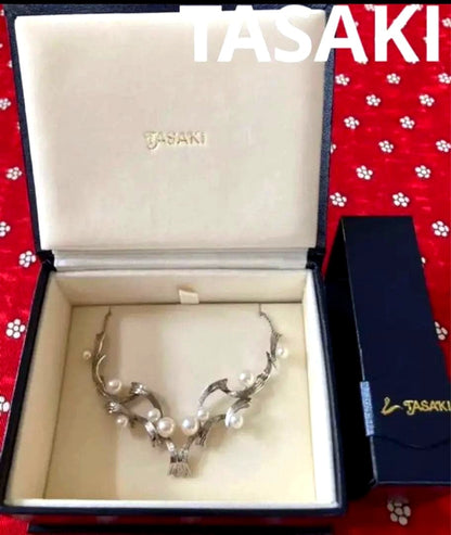 TASAKI Kuro Akoya Pearl Platinum Necklace with 26 cm adjustable platinum chain and white pearls