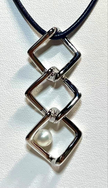 MIKIMOTO Pearl Pendant Top Perleeta with three diamond-shaped silver metal parts and white pearl on a silver chain