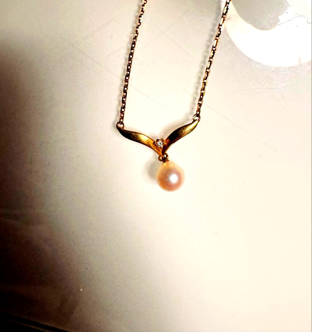 MIKIMOTO K18 18 karat gold pearl pendant necklace with diamond and 42 cm chain on white background