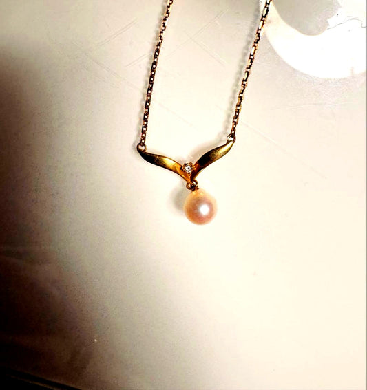 MIKIMOTO K18 18 karat gold pearl pendant necklace with diamond and 42 cm chain on white background