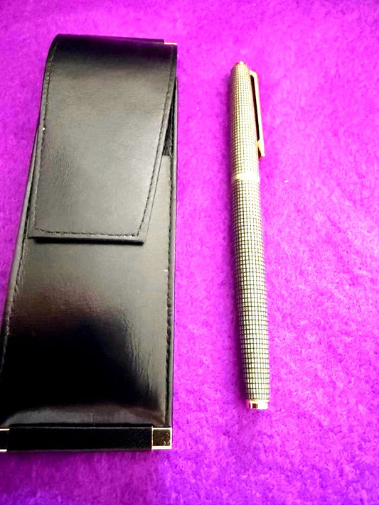 PILOT silver fountain pen with metallic lattice pattern and included dedicated case on white background