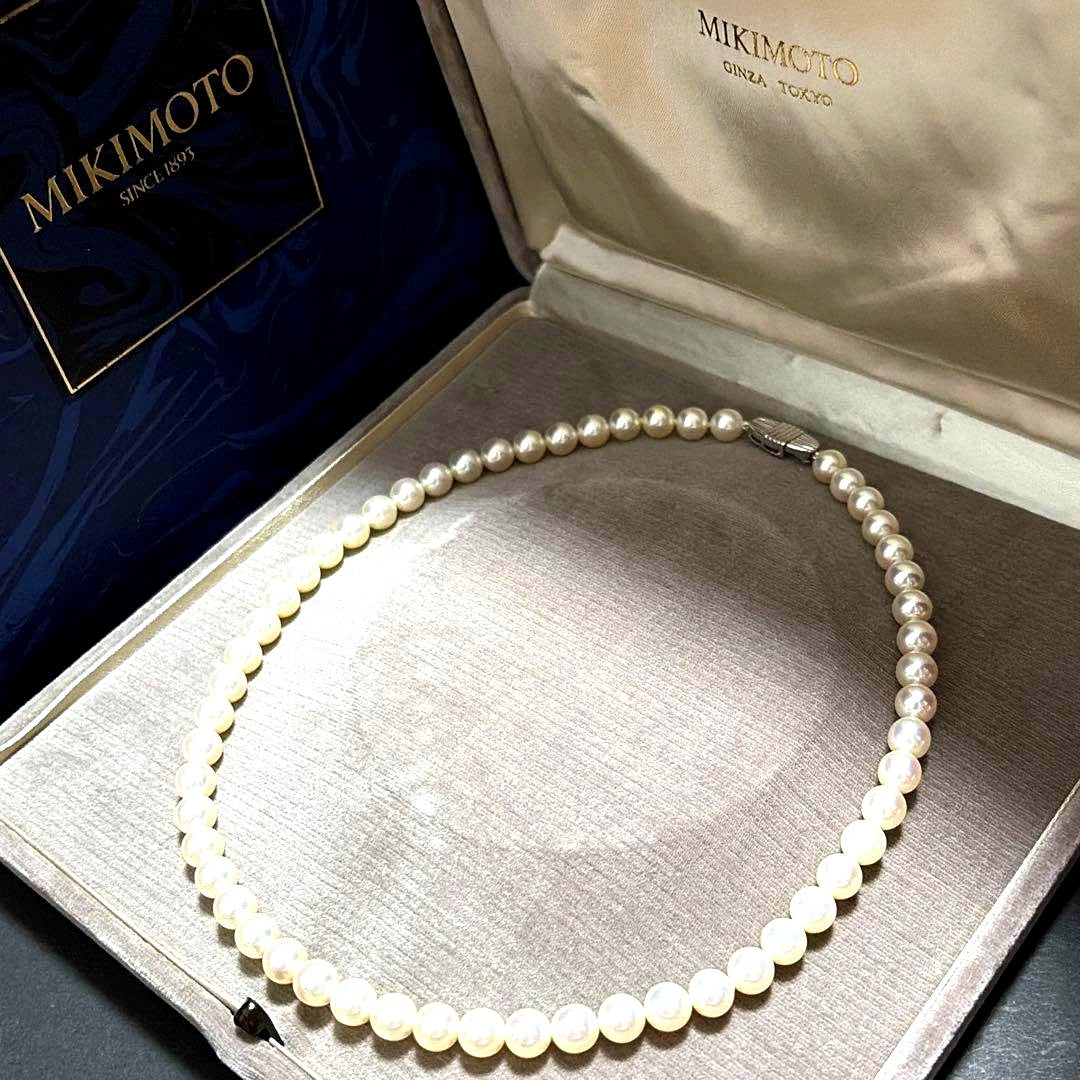 K18 Mikimoto Akoya Pearl Necklace 7.5 with bright luster in marked boxed packaging, 43 cm length