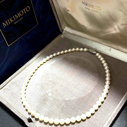 K18 Mikimoto Akoya Pearl Necklace 7.5 with bright luster in marked boxed packaging, 43 cm length